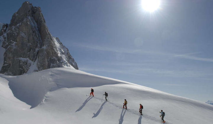 un magnifique paysage de montagne enneigée