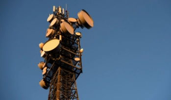 Un mat d'antenne de télé-communications