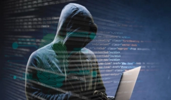 Cybercriminel à capuche en action